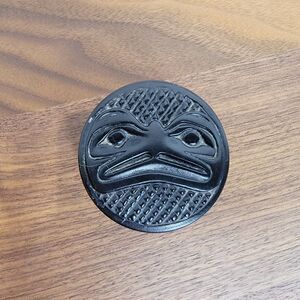 Vtg Pearlite Black Stone Carved Round Trinket Box Canada Fait A La Main Eagle